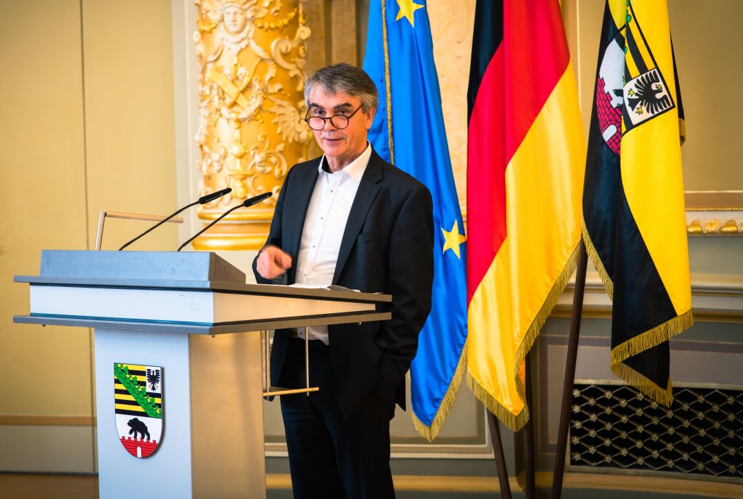 Der Staatssekretär Dr. Steffen Eichner hält ein Grußwort auf der Festveranstaltung