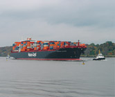 Ansicht eines Containerschiffes auf der Elbe bei Hamburg
