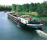 Ansicht des Elbe-Havel-Kanals mit einem Schiff