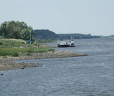 Ansicht der Elbe bei Hitzacker mit einem Boot darauf