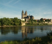 Ansicht der Elbe in Magdeburg mit dem Dom im Hintergrund