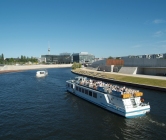Ansicht der Spree in Berlin mit Booten darauf